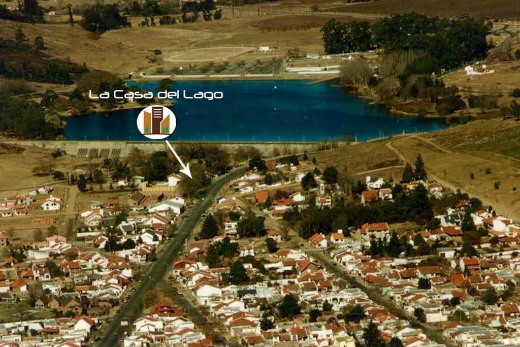 Panoramica de la ciudad con el lago al fondo