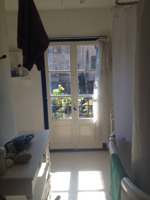 2.sal Bath room with view to the gardens opposite, Salle de bain avec vue sur les jardins en face