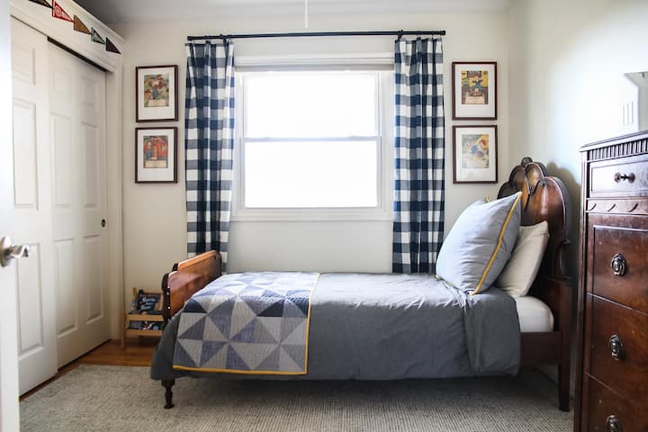 Спална соба бр. 3 со брачен кревет (широк 150-179 см). Плакар и гардеробер за вашите работи.