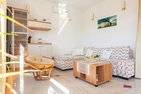 Top performing Airbnb: Vila Aska - your new home with a sea view in Suđurađ