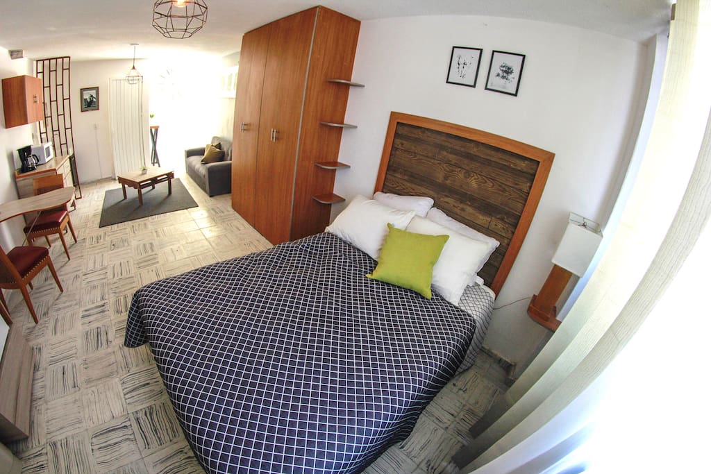 Cama cómoda acondicionada para ti en estudio.