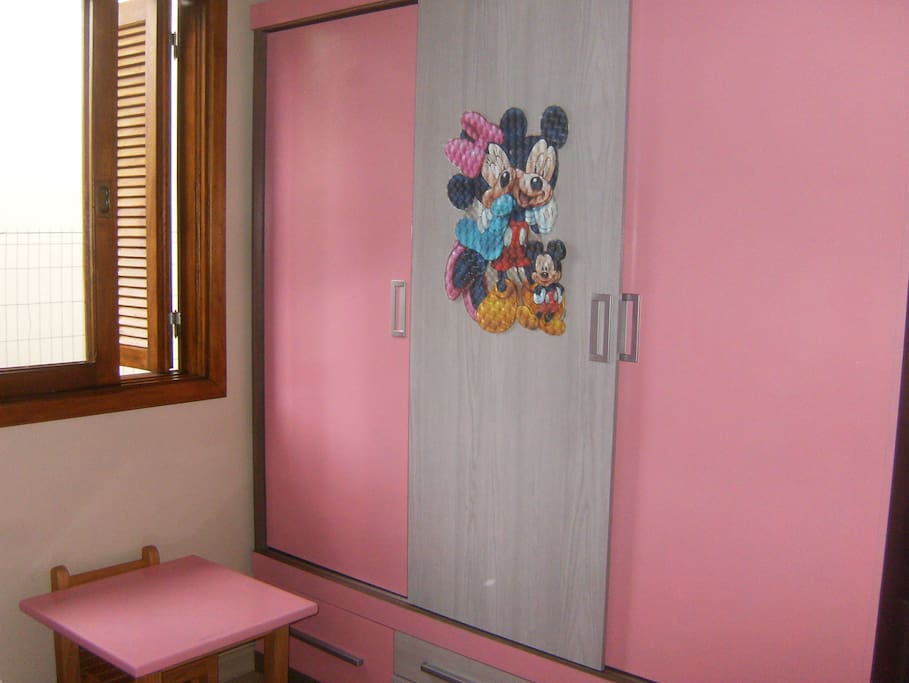 Quarto crianças.