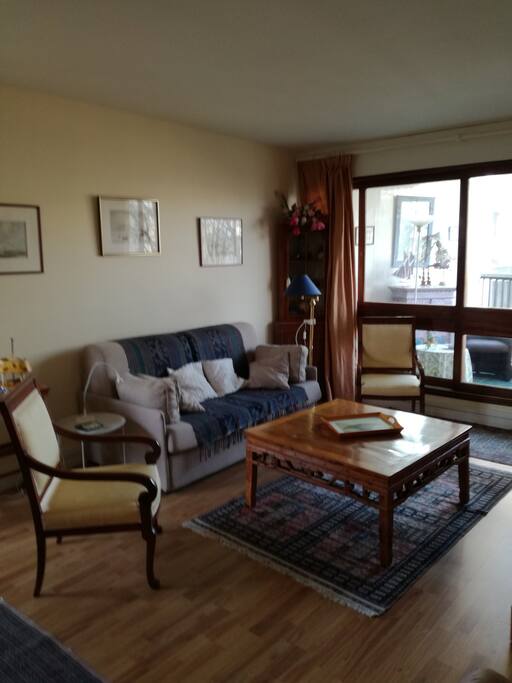 Un autre vue du salon donnant sur la véranda.
