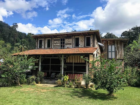 Nurin Cottage: Rustic Charm in a Green Oasis