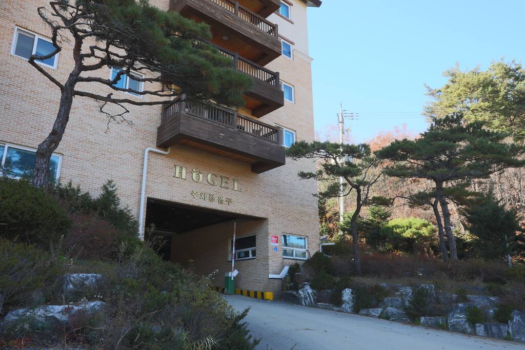 Parking lot: 주차장 입구