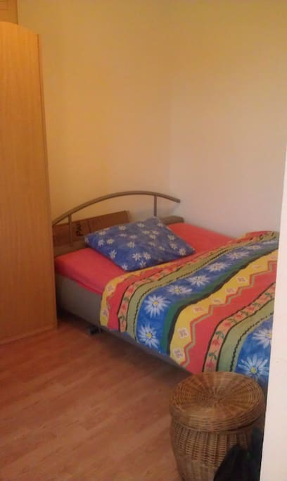Zimmer - Schlafbereich mit 1,40m Bett (wurde mittlerweile erneuert)