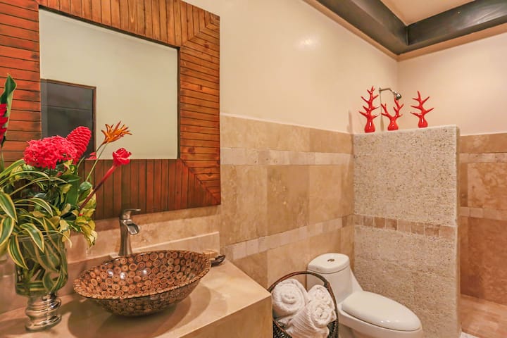 Სასტუმრო სააბაზანო 2-საძინებლიან ნომერში, მთავარ სართულზე