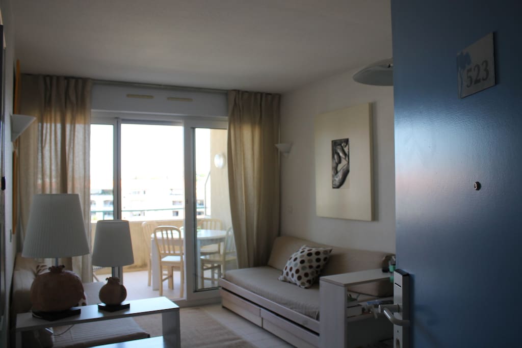 Zona Living con divani trasformabili in comodi letti