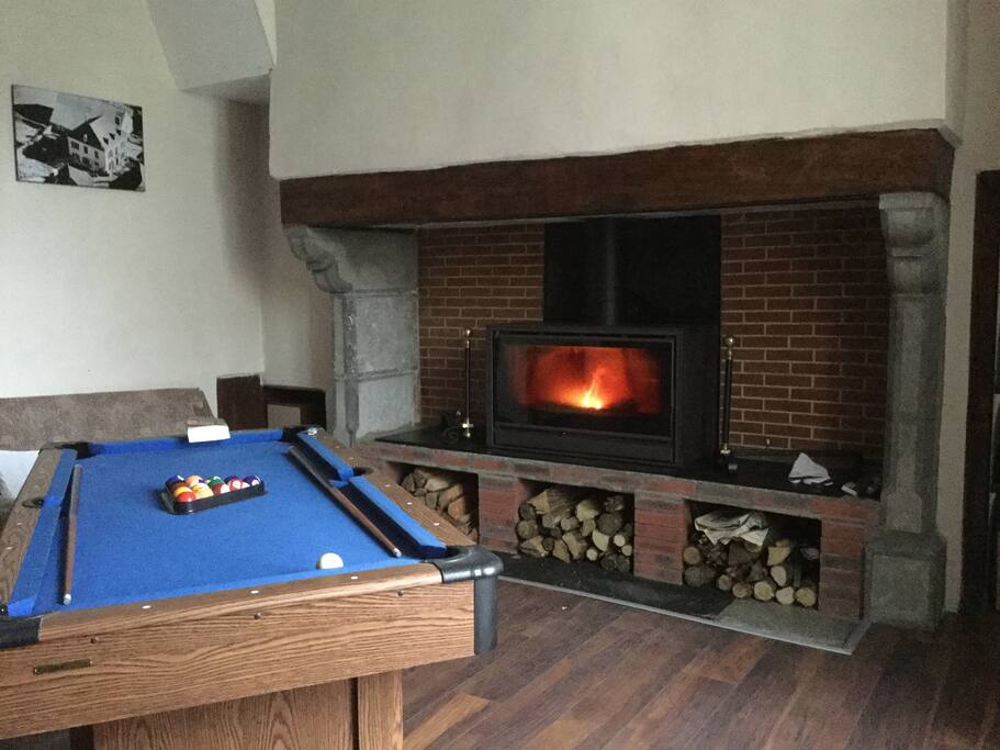 Salon avec billard et poêle à bois