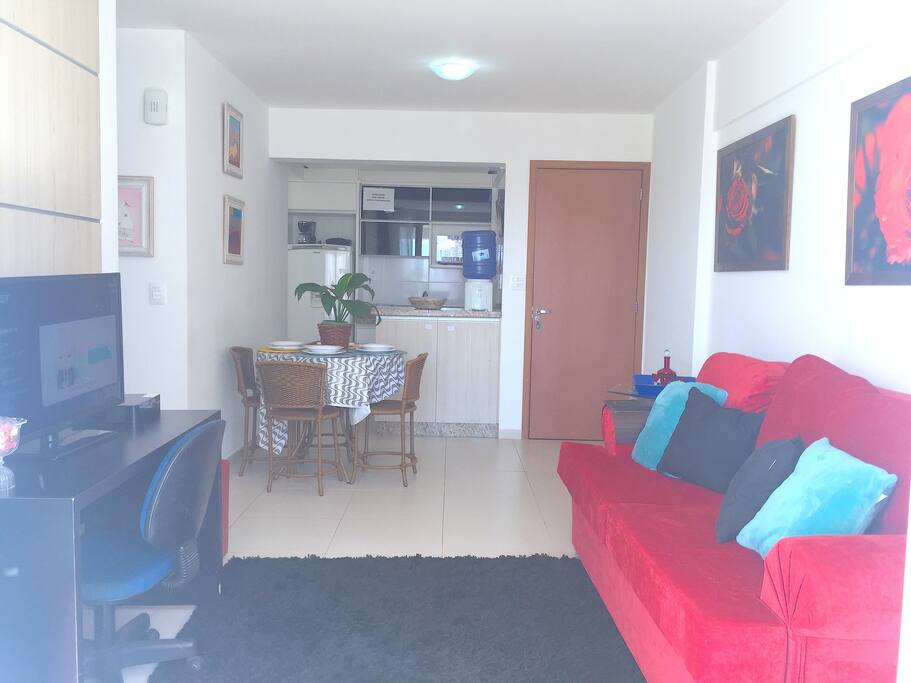 Vista da sala para a cozinha e porta de entrada