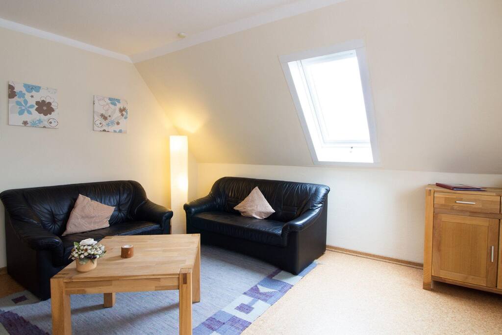 Haus Kerstin Wohn - Esszimmer mit gemütlicher Dreisitzer und Zweisitzer Couch