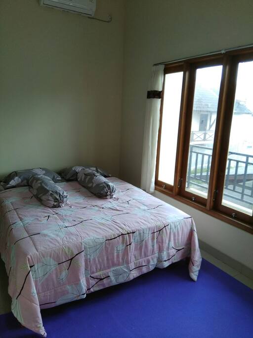 Kamar tidur utama di lantai 2 dengan kamar mandi dalam & AC