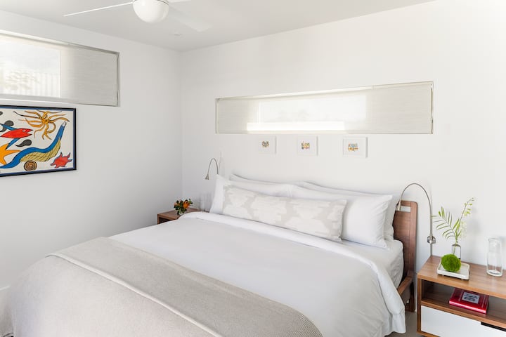 Spavaća soba 1 ima kupatilo sa zasebnom kupaonicom i tuš kabinom