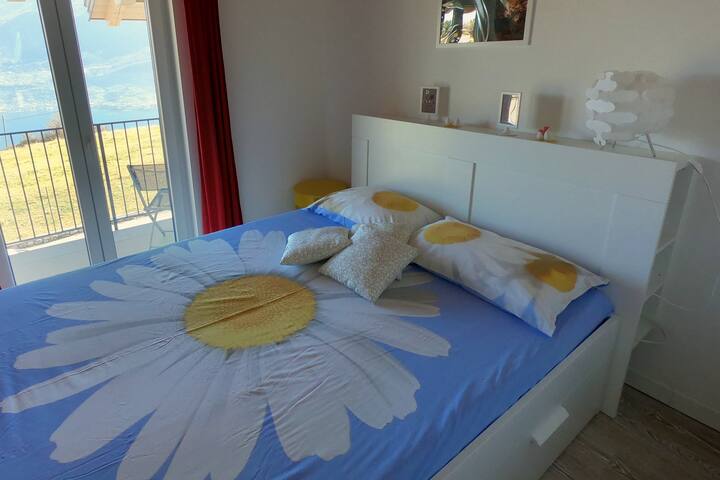 ห้องนอนพร้อมระเบียงและวิวทะเลสาบ