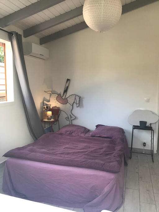 Chambre de 11 m² climatisée lit 140/190