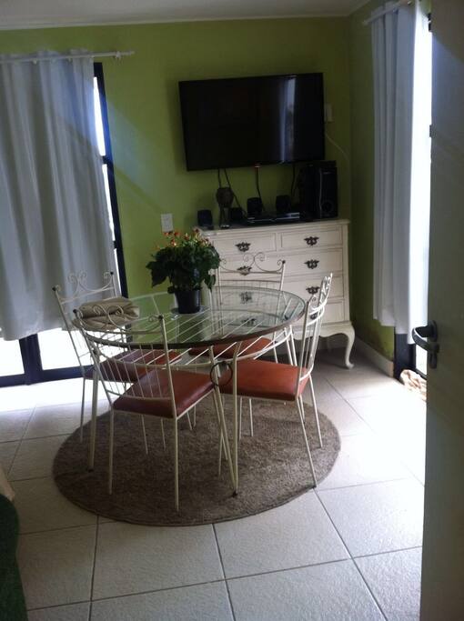 Tb de led, com mesa.