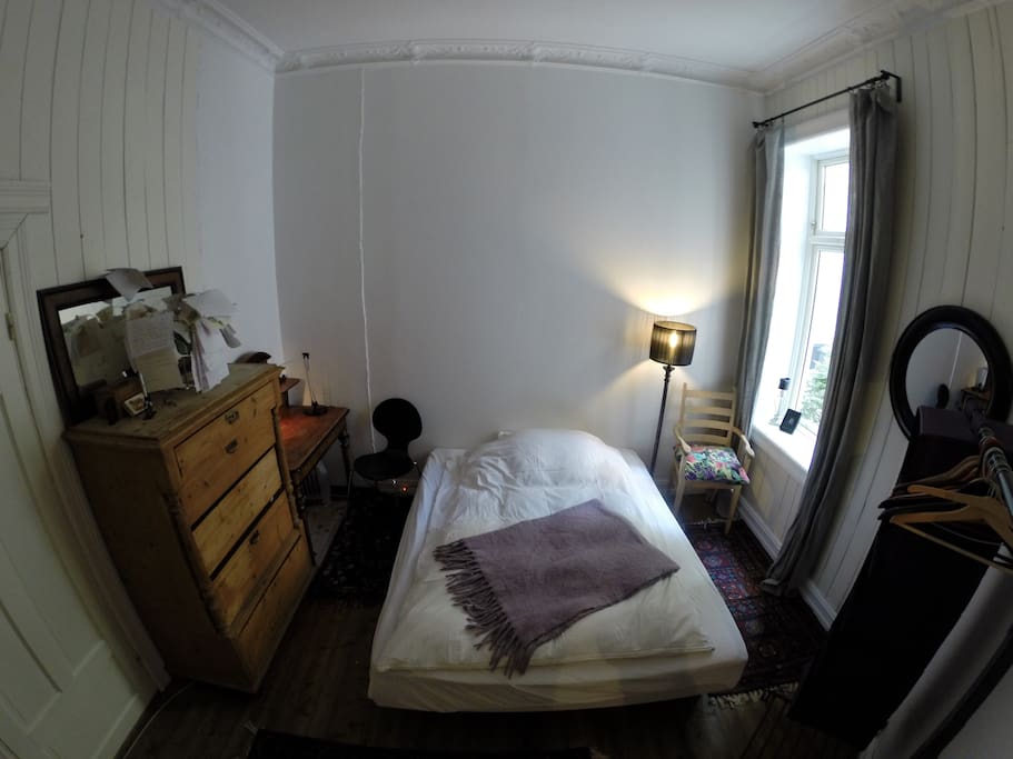 Spacious room with high ceilings and lovely double bed.(160cm.)