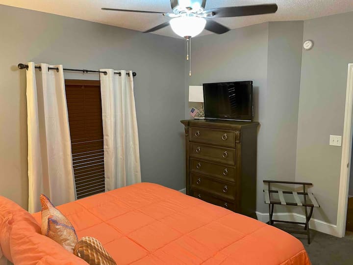 ทีวีและหน้าต่างภายในห้องนอน 1