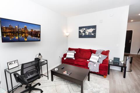 Royal Red Suite: 10 mins to Airport & MOA