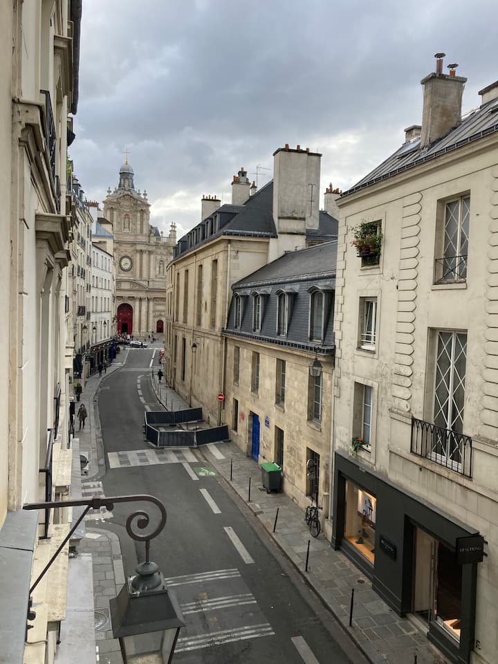 Bright apartment in the heart of Marais, Paris