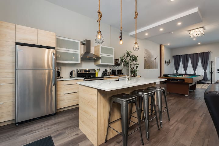 Spacious townhouse with rooftop deck 4BR near DT