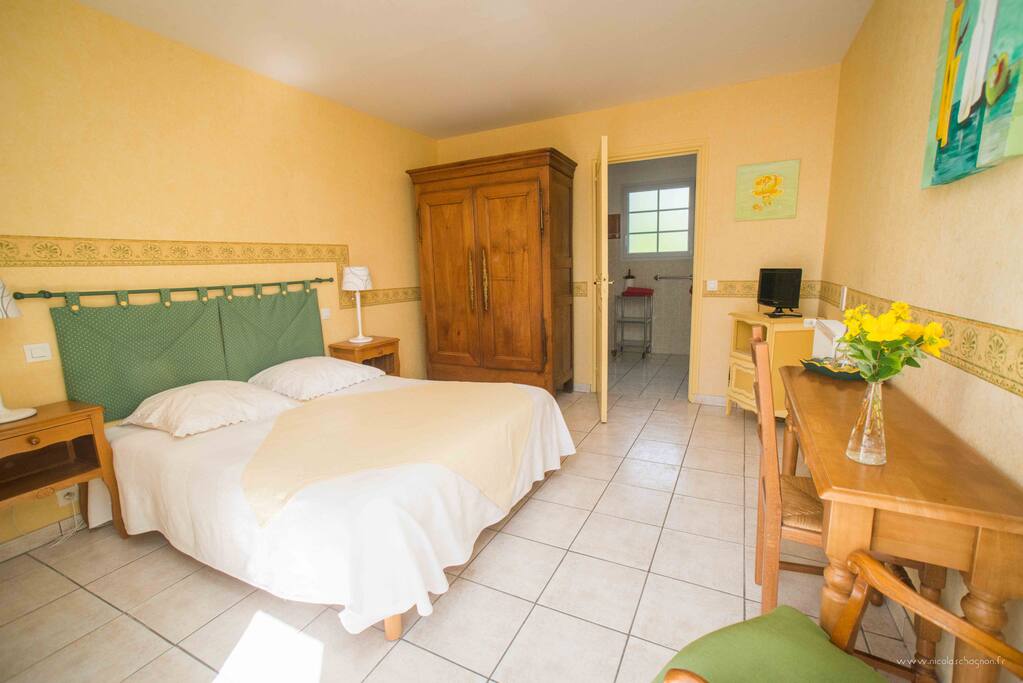 chambre tournesol, salle de bain+wc privatifs, entrée indépendante rez de chaussée