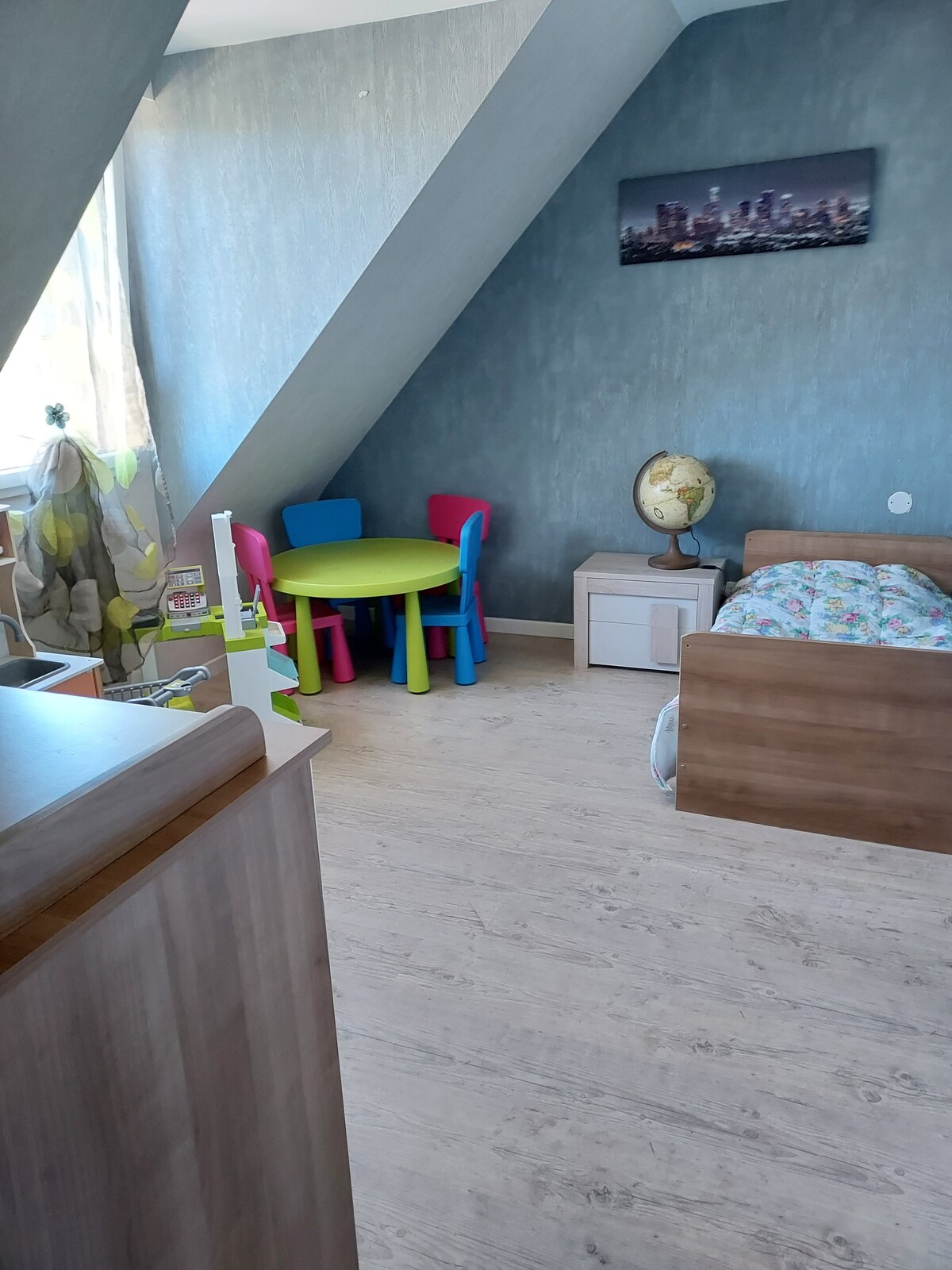 سرير واحد من 90 × 190 سم وسرير طفل واحد وسرير أطفال واحد بالإضافة إلى طاولة تغيير ملابس في
الطابق العلوي 