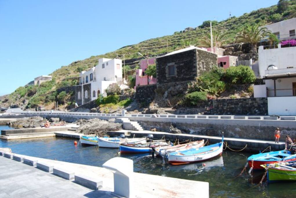 Baia naturale con piccole imbarcazioni da pesca