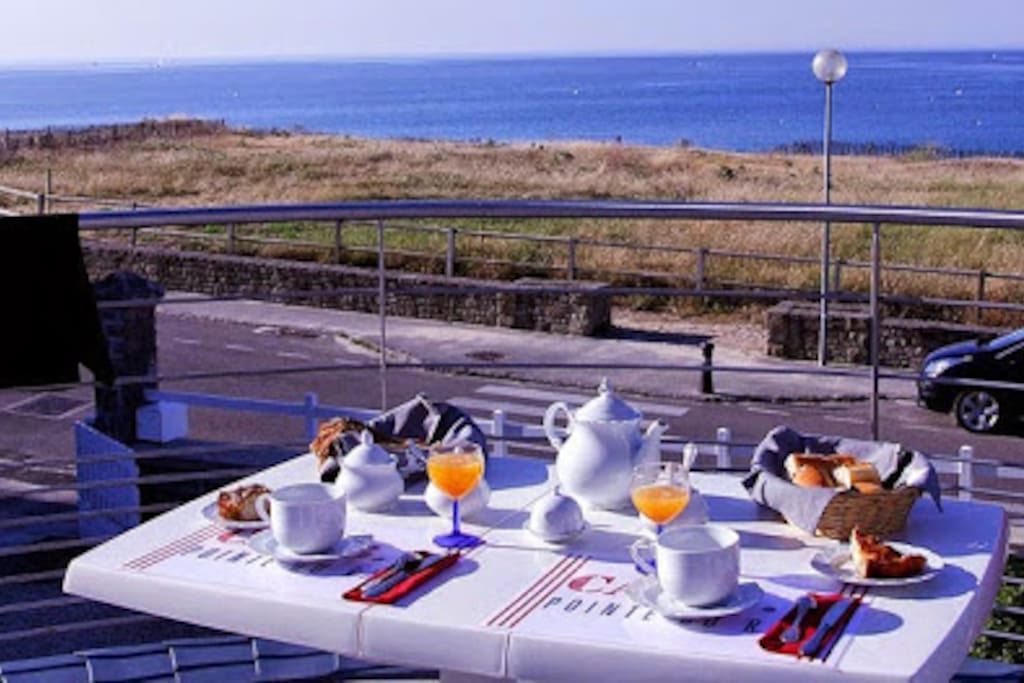 Petit déjeuner sur la terrasse...