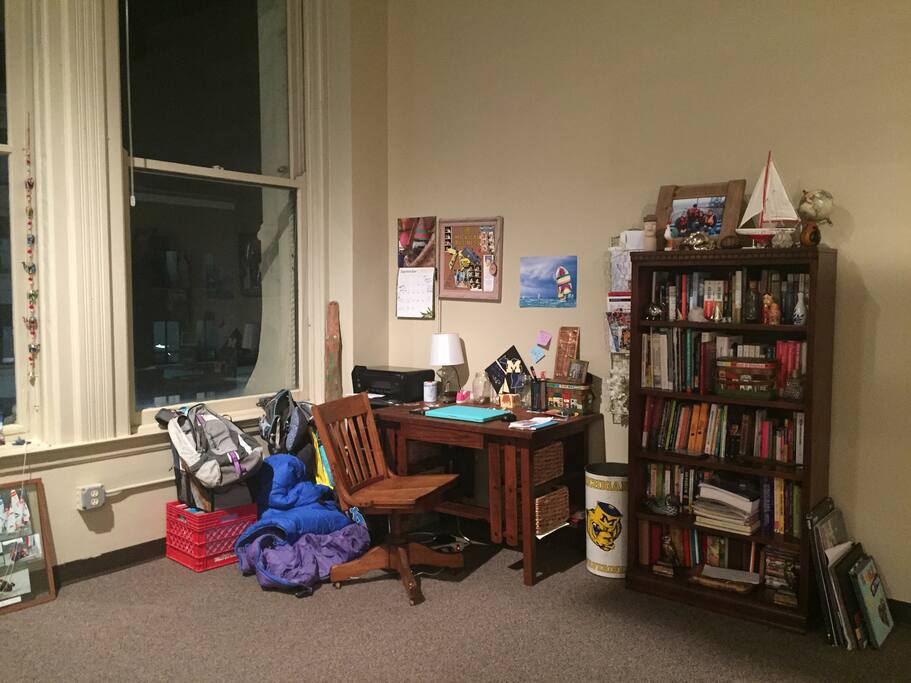 Great workspace and extensive selection of books in English, Spanish and Potuguese