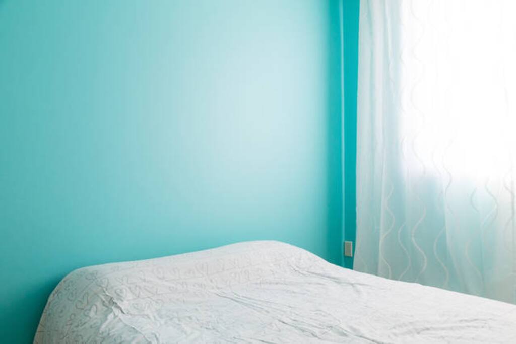 Chambre lumineuse avec garde robe