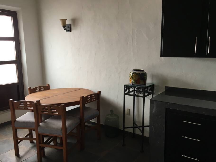Mesa comedor 4 sillas , ventana hacia calle