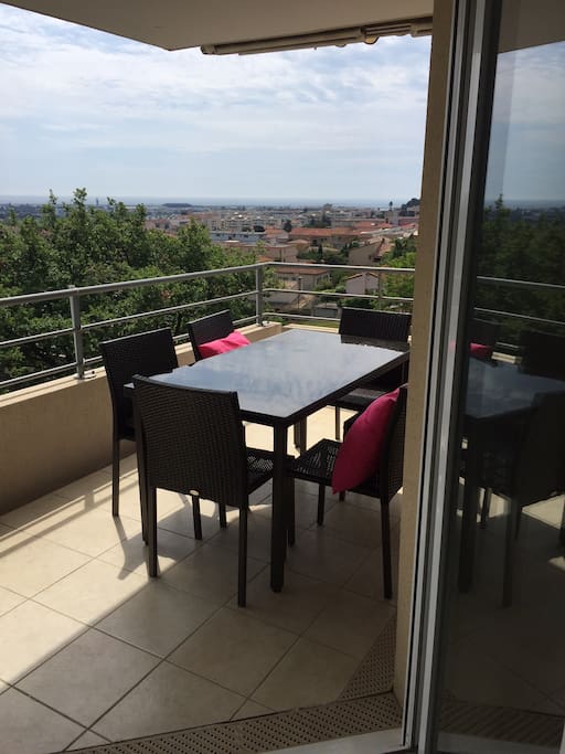 une autre terrasse où l'on peut également manger