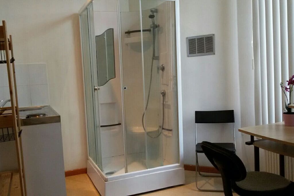 Kitchenette & shower