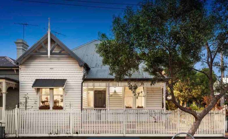 Luxury City home with views in Kensington Village gallery image 2