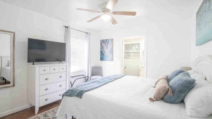 Détendez-vous, dormez ou regardez un film dans la chambre principale avec salle de bain privée. 