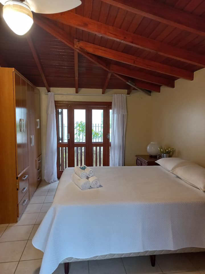 Chini ya sakafu Suite.  Double sanduku kitanda na dari shabiki