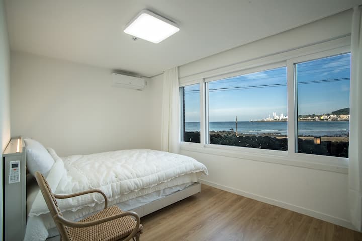 Velika soba 1

Možete vidjeti terasu i more kroz širok prozor velike sobe
Postoji bračni krevet, klima-uređaj, TV i stolice.