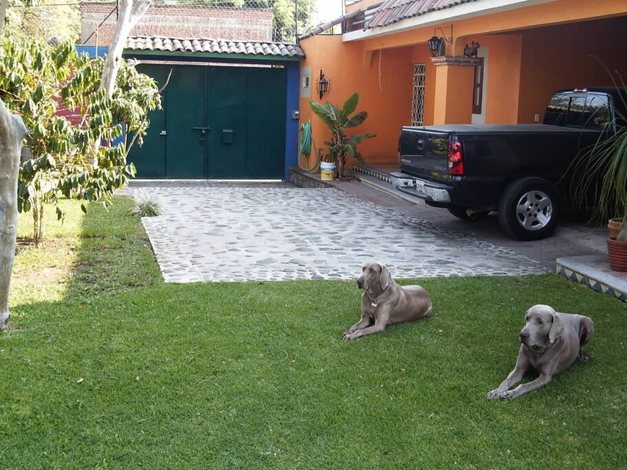 Entrada principal con estacionamiento para dos vehículos