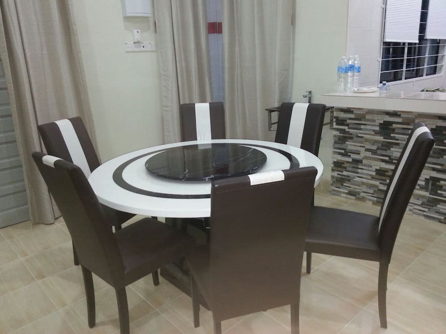 A Round Dining Table for 6