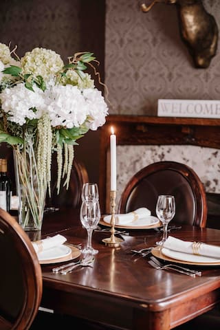 McMillan 5 beds/4 big TV/X-box/tunes/parking gallery image 2