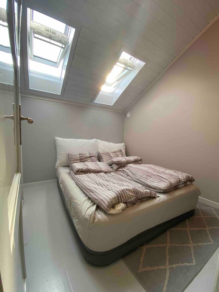 Dormitorio en el último piso con colchón inflable de 1,60. En esta habitación también hay un pequeño loft con espacio para, por ejemplo: cuna de viaje, maletas, etc.