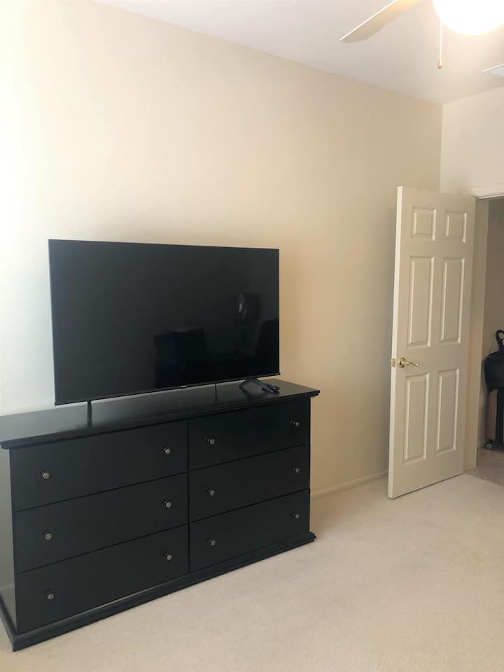 Extra kamer met gloednieuwe queensize slaapbank met traagschuimmatras en smart-tv