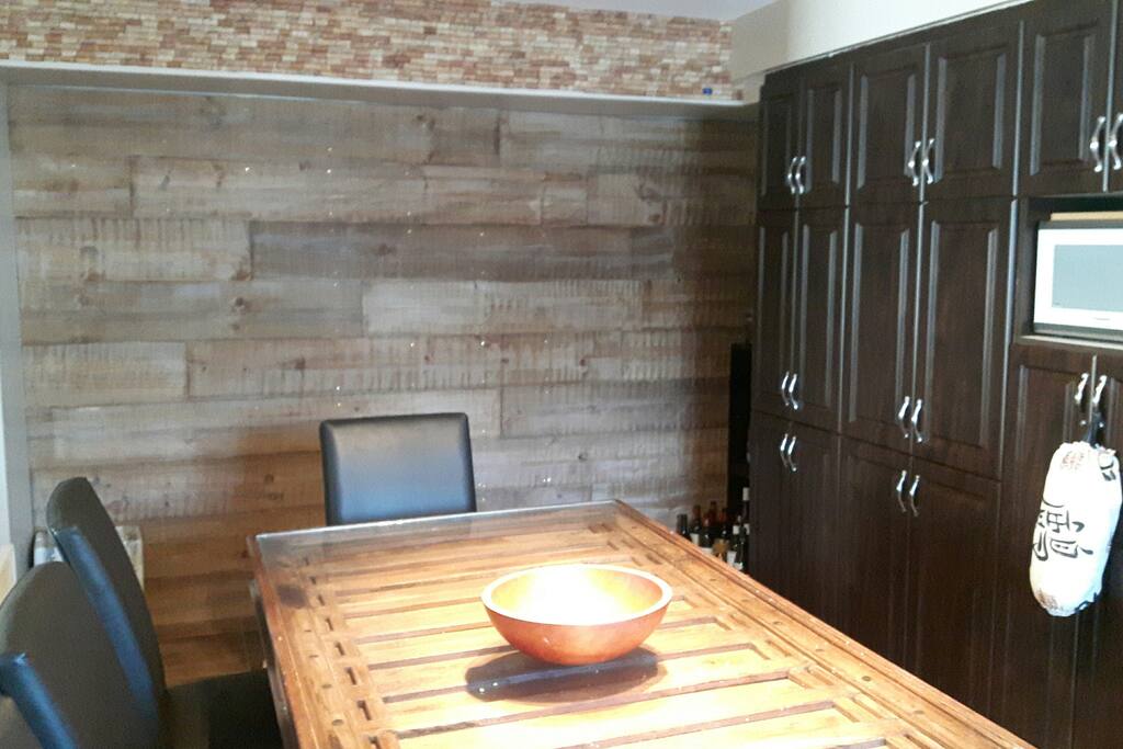 Salle à manger avec table antique et mur en bois de grange