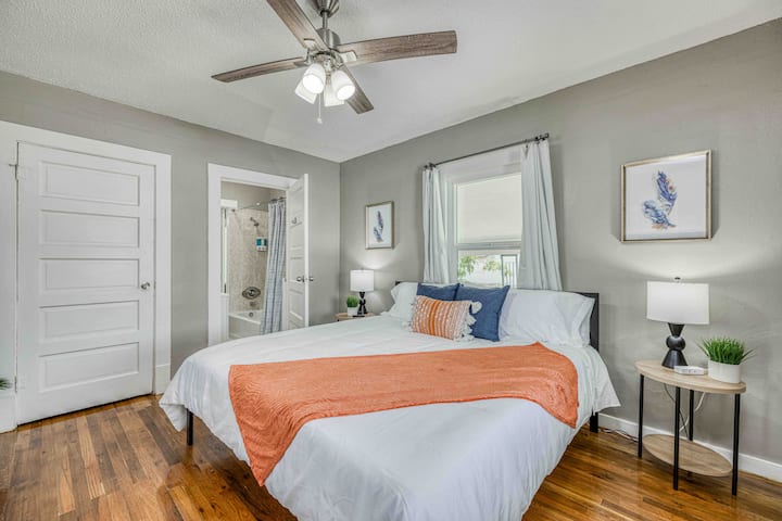 Lit king size. Accès à la salle de bain de Jack et Jill