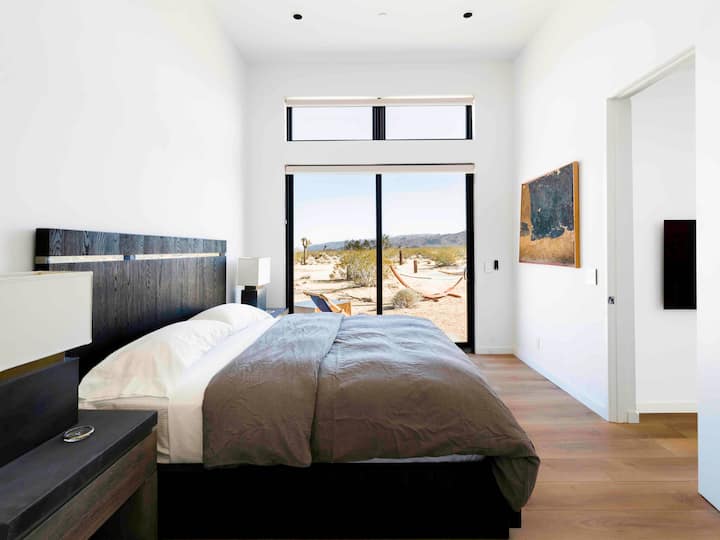 Основна спалня с изглед към пустинята и планините отвъд