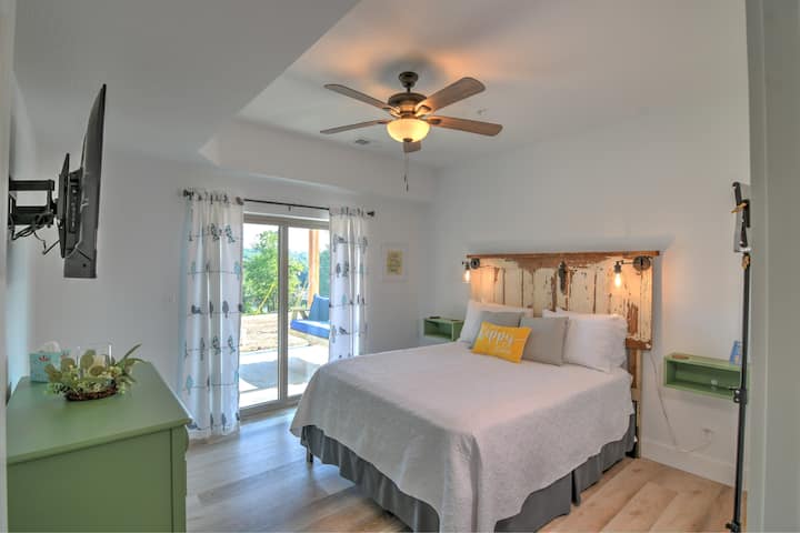 3号卧室配有标准双人床、私人露台入口和迷人的湖景。 