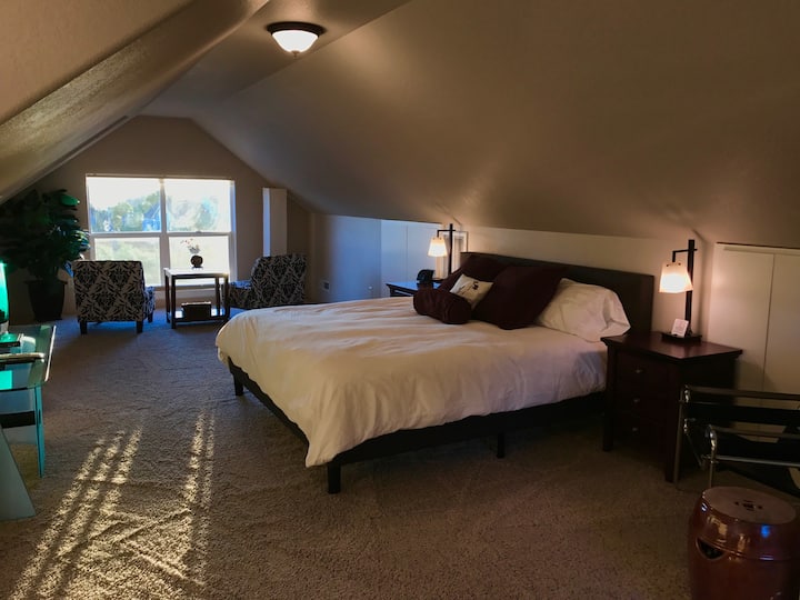 Velika, otvorena spavaća soba s prostorom za sjedenje. Na katu