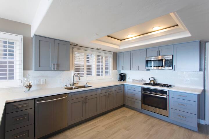 Fabulous Mission Beach Ocean Front Condo gallery image 5