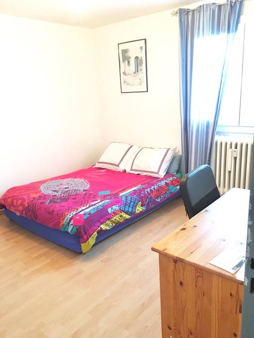 Chambre 1 avec armoire et bureau